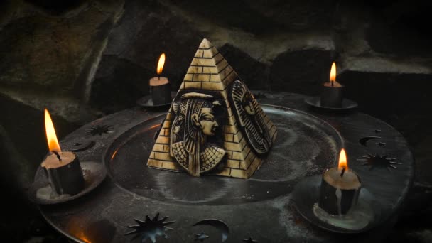 Stillleben Mit Brennenden Kerzen Und Altägyptischen Symbolen — Stockvideo