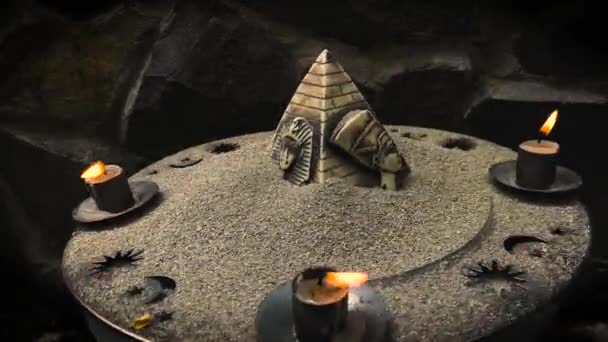 まだ燃えるキャンドルや古代エジプトのシンボルとの生活 — ストック動画
