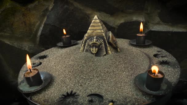 Stilleven Met Brandende Kaarsen Oude Egyptische Symbolen — Stockvideo