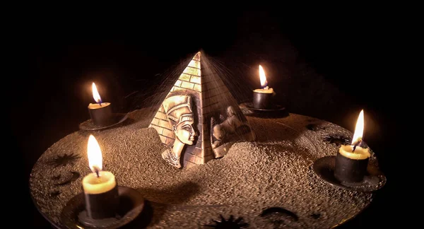 Yanan mumlar ve eski Mısır sembolleriyle dolu bir hayat.