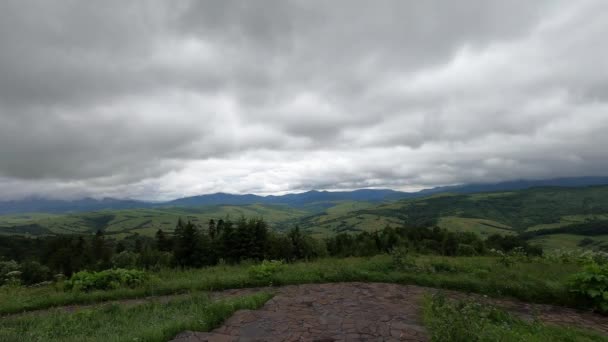 時間カルパティアの山脈Borzhavaの景色を望む夏の雷雨の風景 — ストック動画