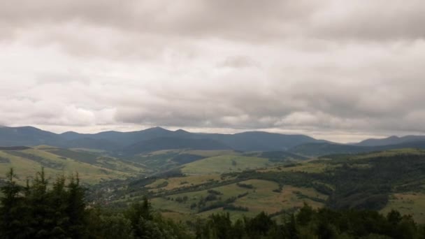 時間カルパティアの山脈Borzhavaの景色を望む夏の雷雨の風景 — ストック動画