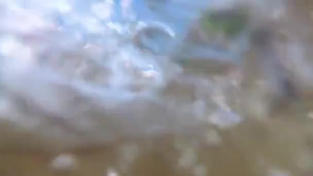 Контур Сонячних Променів Через Швидкий Рух Води Гірській Річці — стокове відео