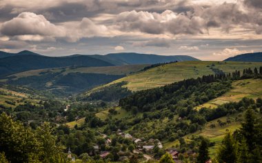 Karpatlar 'da Borzhava Dağı manzaralı yaz fırtınası manzarası