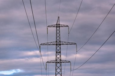 Karpat Dağları 'ndan geçen elektrik hatları