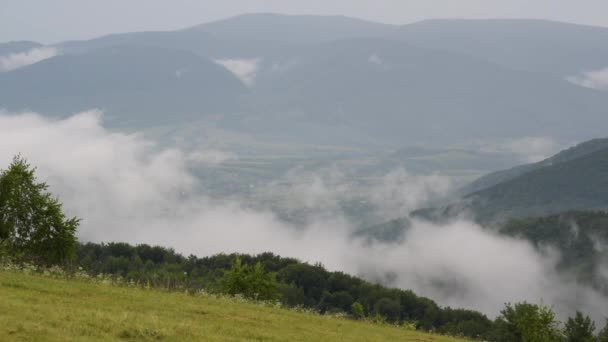 Time Lapse paysage orageux d'été dans les Carpates