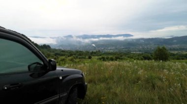 Karpatlar 'da SUV ile hızlandırılmış yaz fırtınası manzarası