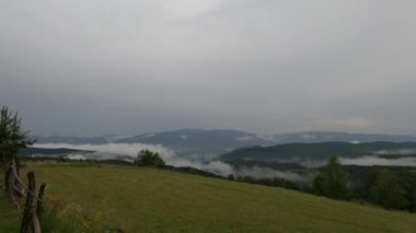 Karpatlar 'da yaz fırtınası manzarası