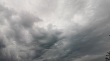 Dağlarda fırtınalı yaz gökyüzü