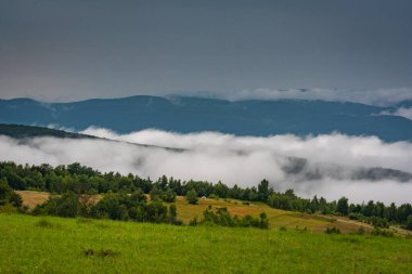 Yaz Karpatları fırtınadan sonra manzara