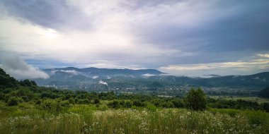 Yaz Karpatları fırtınadan sonra manzara