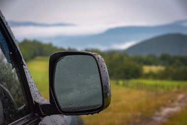 Fırtınalı yaz manzarası SUV ile Karpatlar
