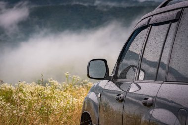 Fırtınalı yaz manzarası SUV ile Karpatlar