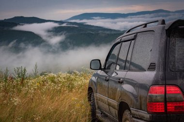 Fırtınalı yaz manzarası SUV ile Karpatlar