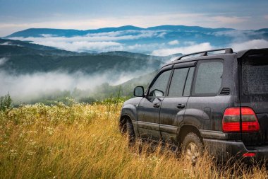 Fırtınalı yaz manzarası SUV ile Karpatlar