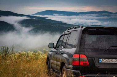 Fırtınalı yaz manzarası SUV ile Karpatlar
