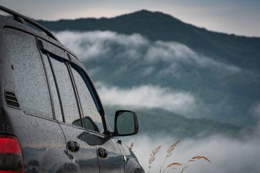 Fırtınalı yaz manzarası SUV ile Karpatlar