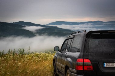 Fırtınalı yaz manzarası SUV ile Karpatlar