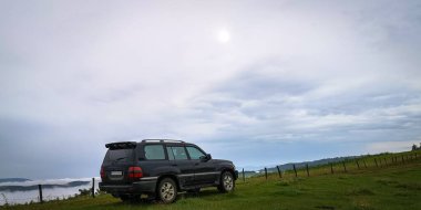 Fırtınalı yaz manzarası SUV ile Karpatlar