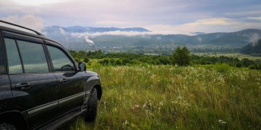 Fırtınalı yaz manzarası SUV ile Karpatlar
