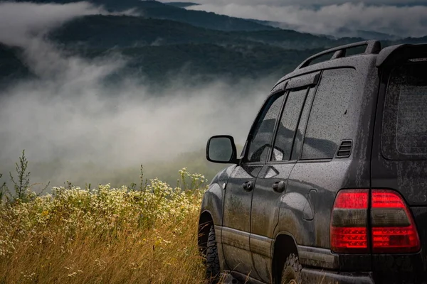 Fırtınalı yaz manzarası SUV ile Karpatlar