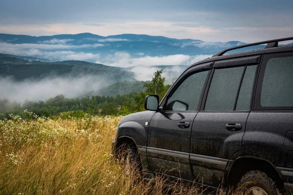 Fırtınalı yaz manzarası SUV ile Karpatlar
