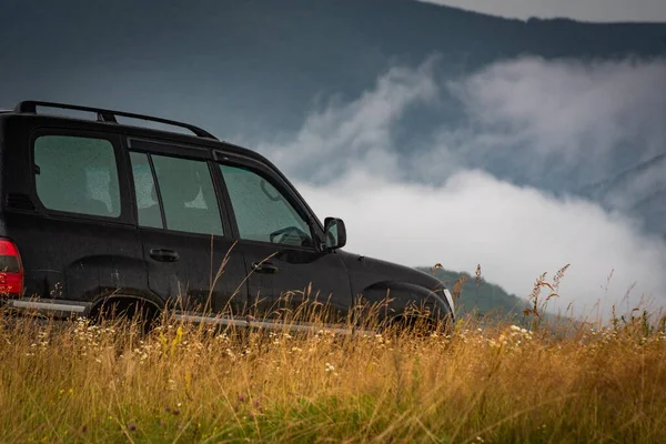 Paisagem Verão Tempestuoso Cárpatos Com Suv — Fotografia de Stock