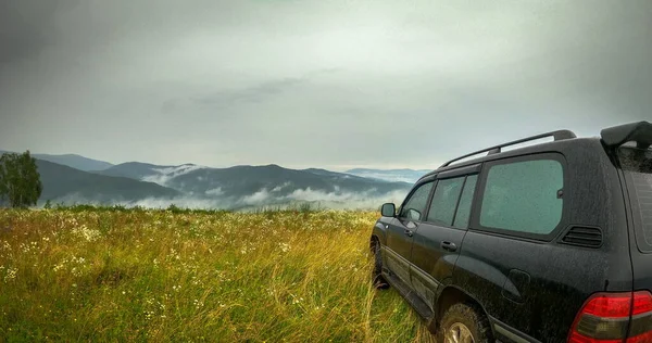 Landschaft Stürmischer Sommerkarpaten Mit Geländewagen — Stockfoto