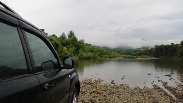 Suv Sur Une Rivière Montagne Sous Pluie — Video