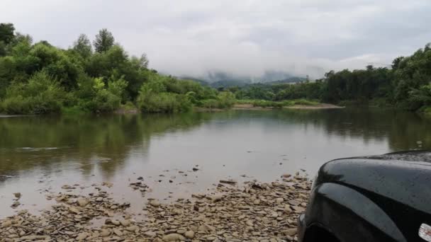 Suv Río Montaña Bajo Lluvia — Vídeo de stock