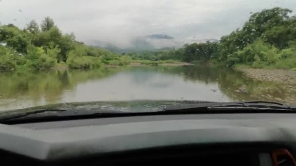 Suv在山河上的雨中 — 图库视频影像