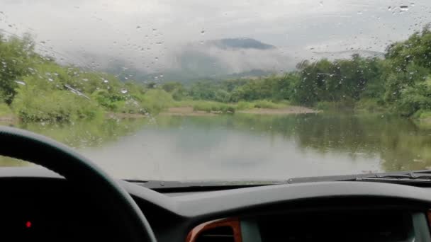 Suv Río Montaña Bajo Lluvia — Vídeo de stock