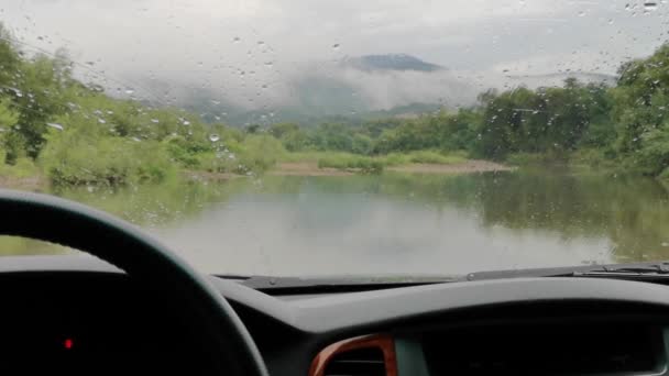 Suv Ένα Ποτάμι Του Βουνού Στη Βροχή — Αρχείο Βίντεο