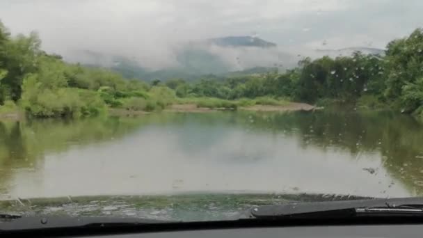 Suv Río Montaña Bajo Lluvia — Vídeos de Stock