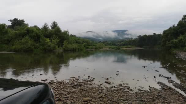 Suv Río Montaña Bajo Lluvia — Vídeos de Stock