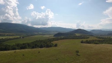 Karpatlar 'da uçurtmalı bir adamın hava görüntüleri.
