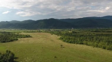 Karpatlar 'da uçurtmalı bir adamın hava görüntüleri.