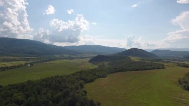 Karpatlar 'da bir yaz manzarasının havadan çekilmiş fotoğrafı.