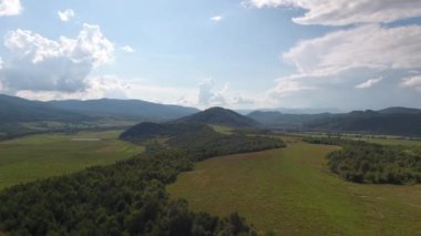 Karpatlar 'da bir yaz manzarasının havadan çekilmiş fotoğrafı.