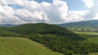 Karpatlar 'da bir yaz manzarasının havadan çekilmiş fotoğrafı.
