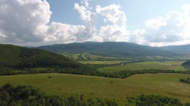 Karpatlar 'da bir yaz manzarasının havadan çekilmiş fotoğrafı.