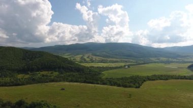 Karpatlar 'da bir yaz manzarasının havadan çekilmiş fotoğrafı.