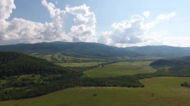 Karpatlar 'da bir yaz manzarasının havadan çekilmiş fotoğrafı.