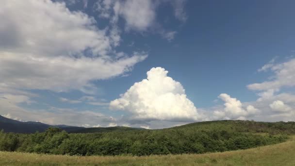 Drone Lata Pośród Chmur Burzowych — Wideo stockowe