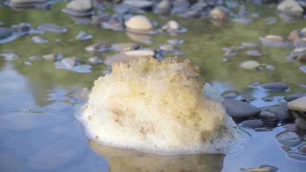 Espuma Río Montaña Sol — Vídeo de stock