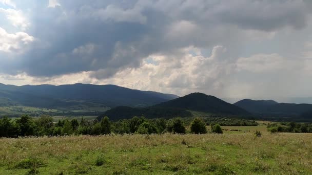 Yaz Mevsiminde Dağlık Bölgelerde Hızlandırılmış Bulut Hareketi — Stok video