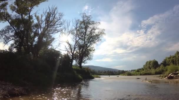 Les tours de temps d'une rivière de montagne par une journée ensoleillée