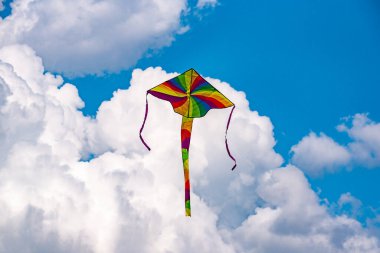 Yaz dağlarında uçan uçurtma