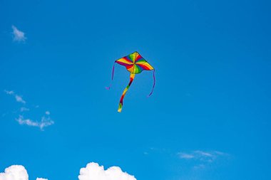 Yaz dağlarında uçan uçurtma