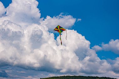 Yaz dağlarında uçan uçurtma